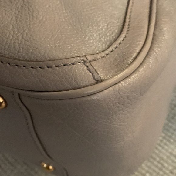 SALVATORE FERRAGAMO bag, genuine leather in 2-tone beige. Gold tone chains. - Picture 10 of 17